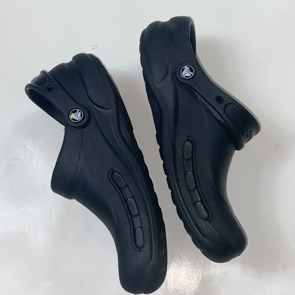 Crocs Women Unixes Size 10 Mens Size 8. shoes